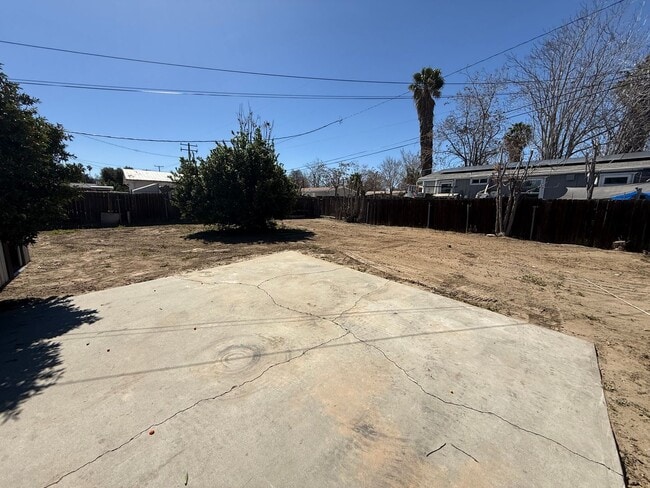 Building Photo - 3 Bedroom 1 Bath in Eat Hemet!