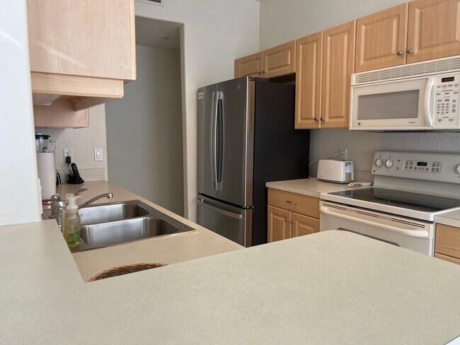 Building Photo - Available 2BR+Den/2BA/1CG 1st Floor Condo