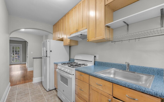 Building Photo - 819 W 51st St