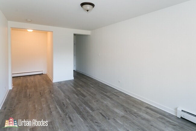 Building Photo - 6211 N Kenmore Ave