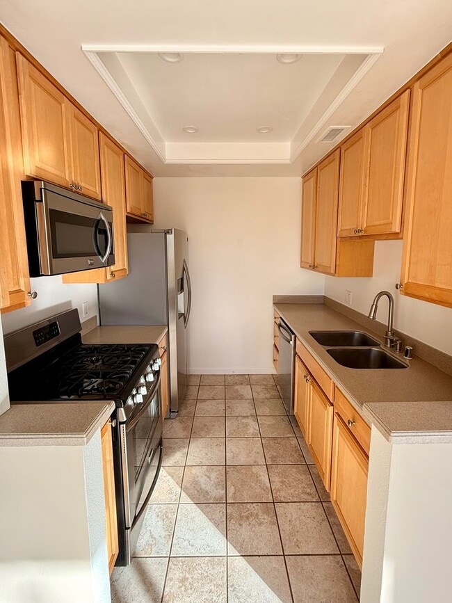 Building Photo - Large Downstairs 2br/2ba in Marina District!