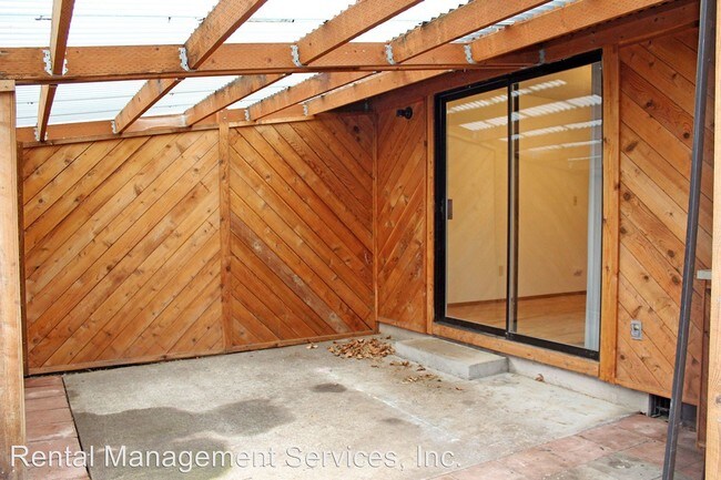 Building Photo - 819-821 SW 29th Way