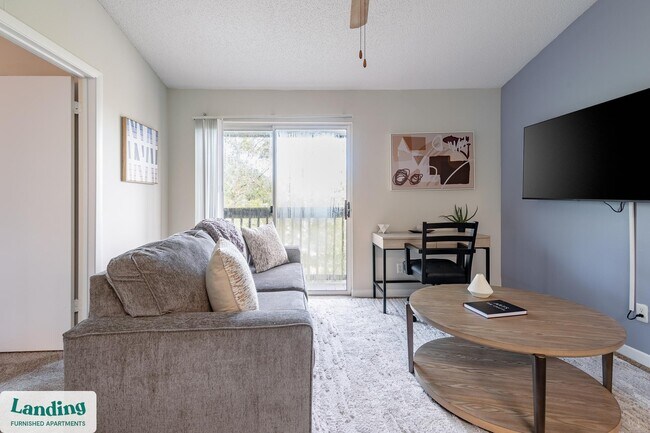 Building Photo - 1000 Palm Pl Dr NE