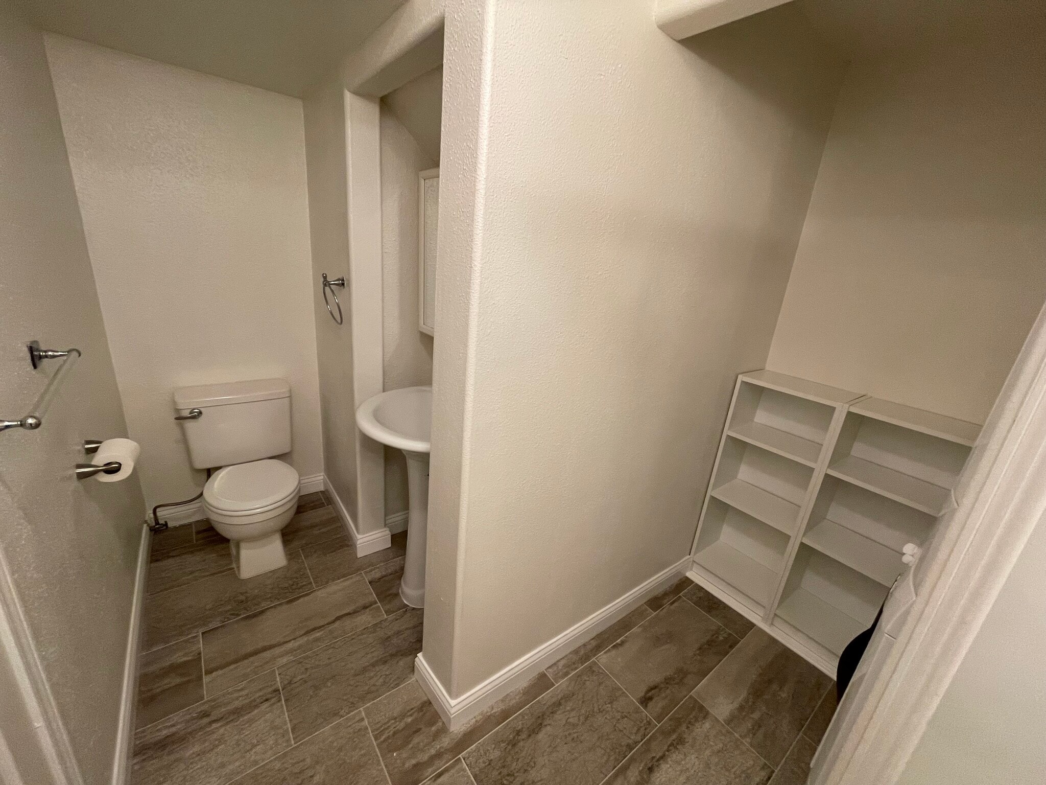 downstairs bathroom - 4368 Imperial Dr