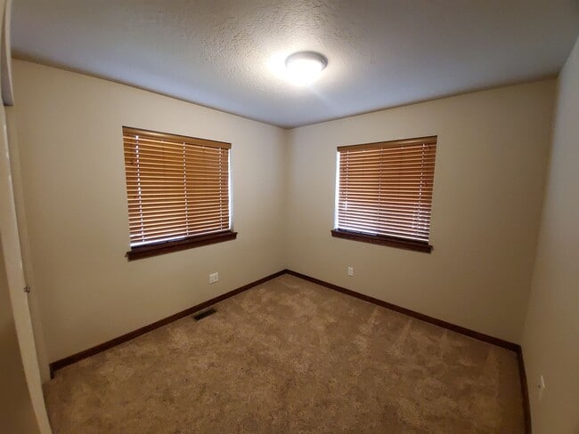 Building Photo - Great Family Home