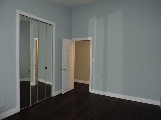 Building Photo - Convenient to schools, beaches & shopping.