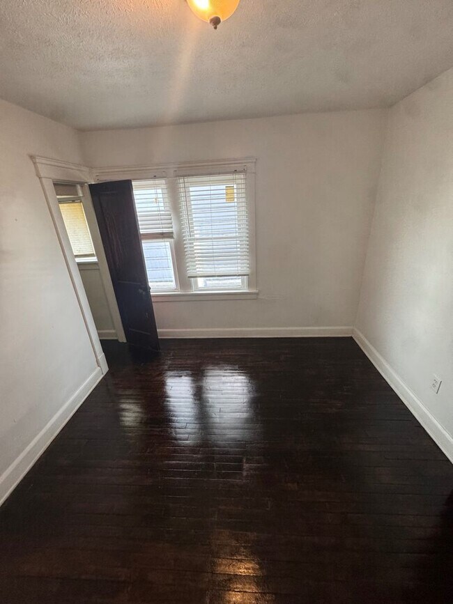 Building Photo - 2217 W 105th St