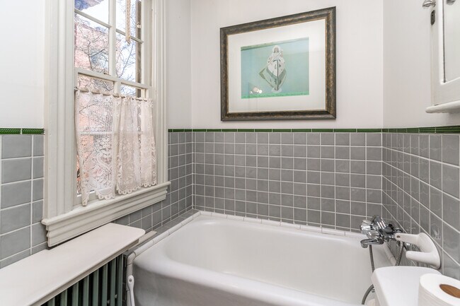 Building Photo - 45 York St