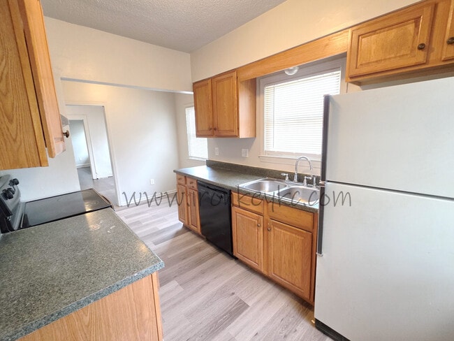 Building Photo - 2100 E 58th St