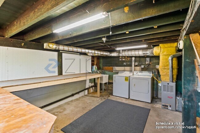 Building Photo - 632 Acacia Ln