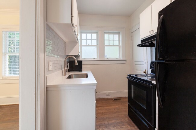 Building Photo - Spacious 1/1 Condo w/ Enclosed Patio & Off...