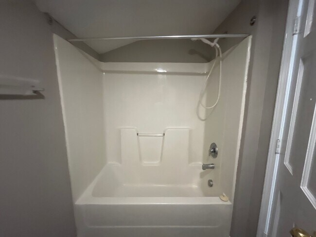 Building Photo - 2 bed 2 bath house