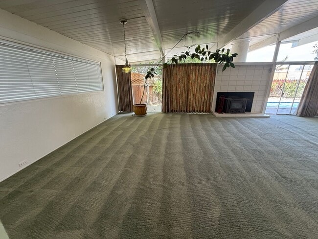 Building Photo - High Desert Retreat- 3 Bedrooms, 2 Bathroo...
