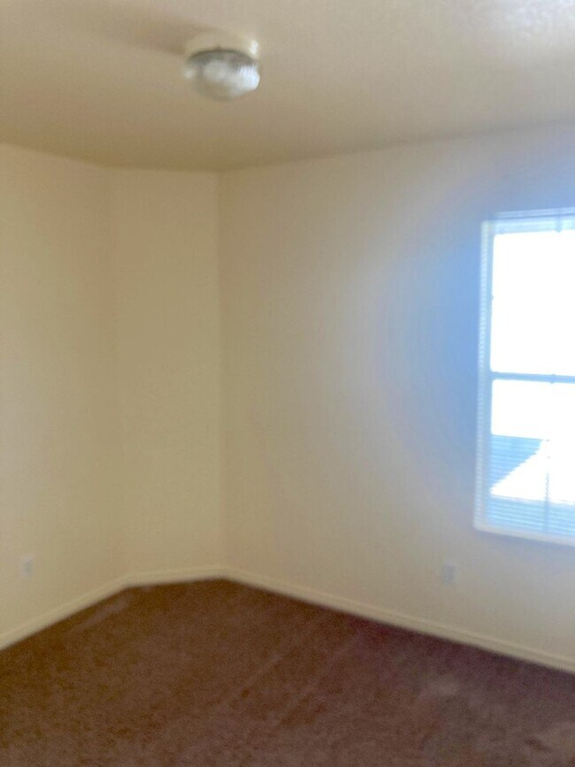 Building Photo - Spacious open concept ranch
