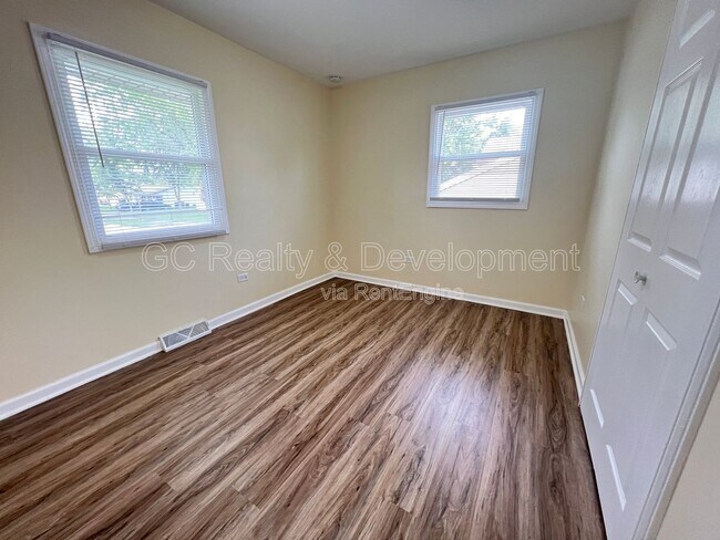 Building Photo - 206 E Center St