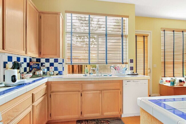 Building Photo - Short term room for rent