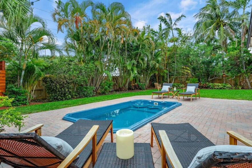 Building Photo - 830 SW 14th Ct