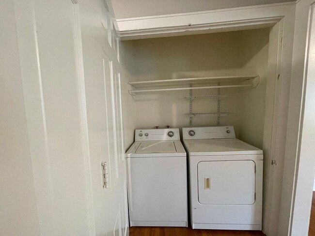 Building Photo - Charming Down Stairs Apartment In South Hi...
