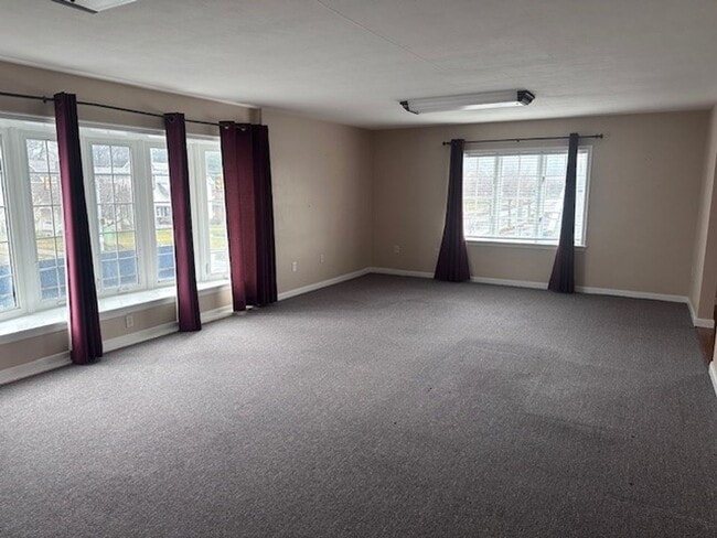 Building Photo - Spacious 2nd floor 3 Bedroom Apartment
