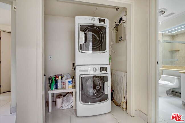 Building Photo - 11921 Dorothy St