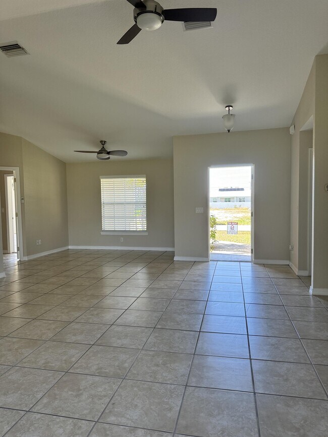 Building Photo - 3927 SW 16th Pl