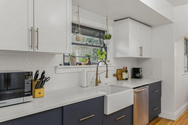 Building Photo - 3 bedroom, 2 bath gorgeous home now available by Mt. Tabor Park in SE Portland!