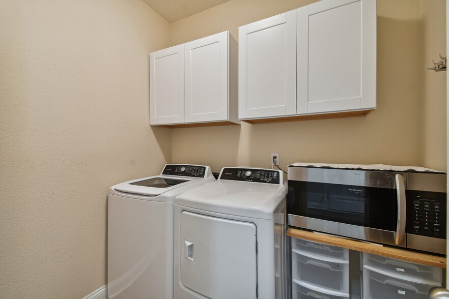 Building Photo - 629 Melrose Abbey Ln
