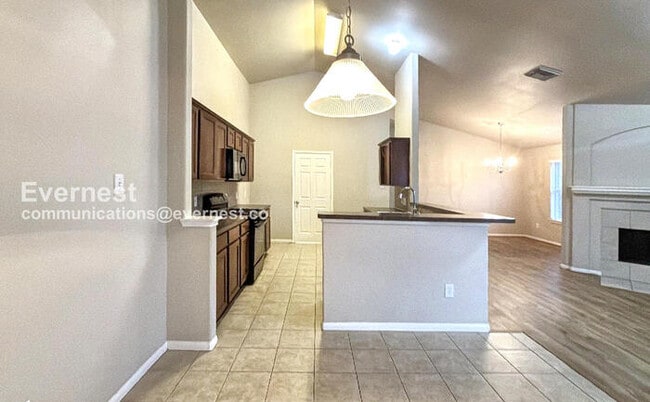 Building Photo - 3 Bed, 2 Bath Home with Fenced Yard & Garage / Pet-Friendly / Available Now!