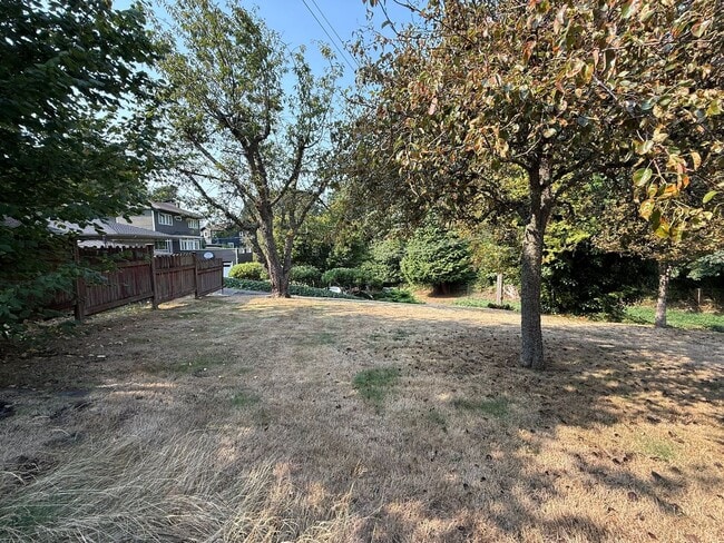 Building Photo - 2 Bedroom 2 Bathroom + Den Magnolia House!