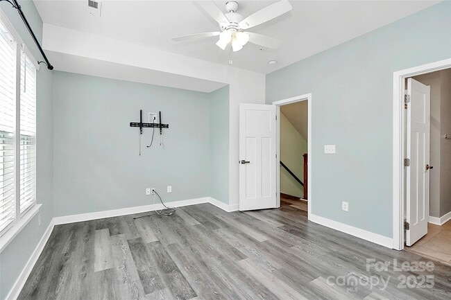 Building Photo - 228 Parkwood Ave