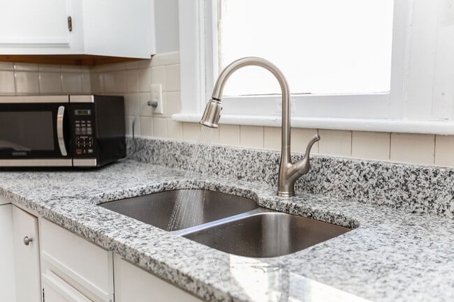 Building Photo - Spacious apartment for rent in Portsmouth ...