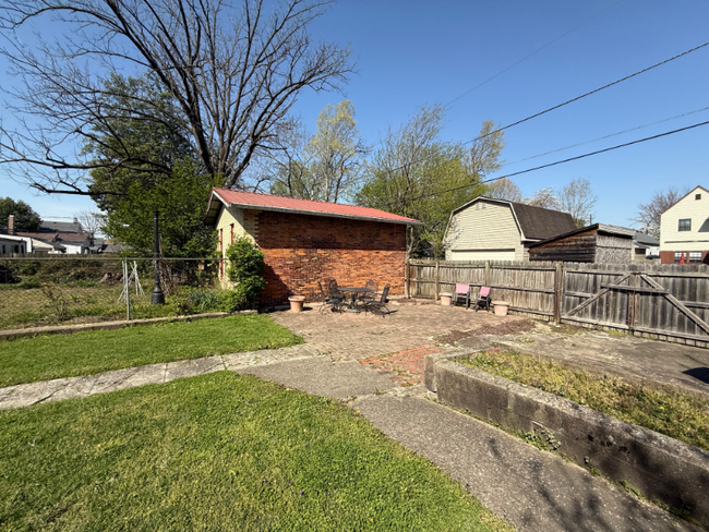 Building Photo - 1603 E Oak St