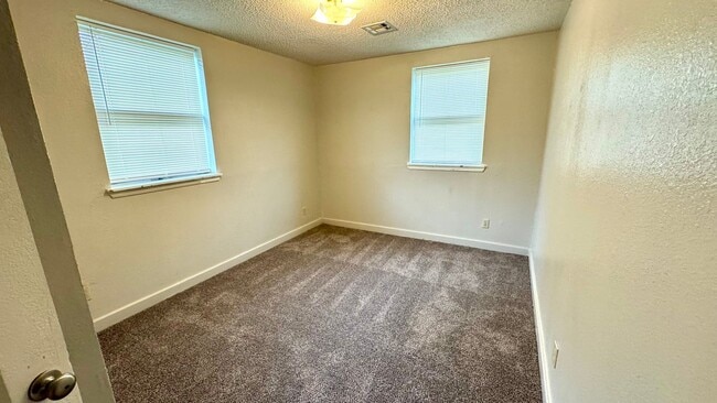 Building Photo - Savanna- Adorable two bedroom, one bath home.