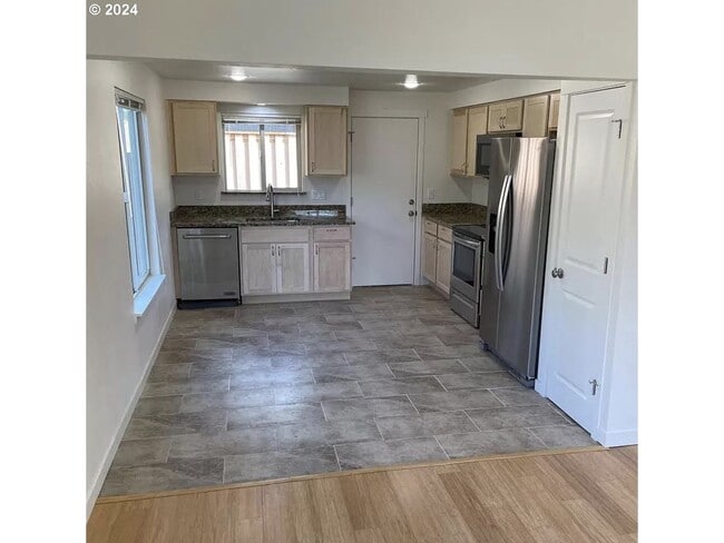 Building Photo - Bright and Airy Home with Stainless Steel Kitchen, Vaulted Ceilings & Washer + Dryer