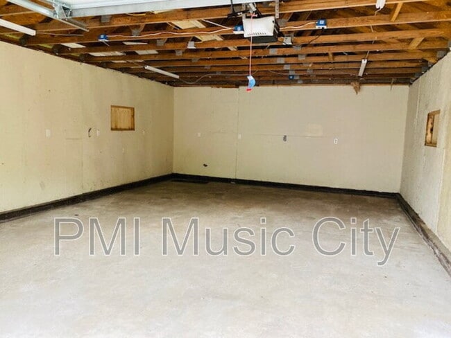 Building Photo - 215 Robinwood Ave