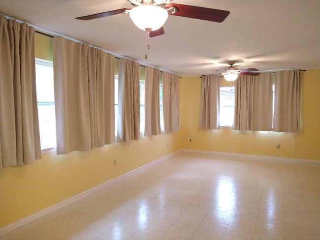 Building Photo - 1541 Maplewood Dr