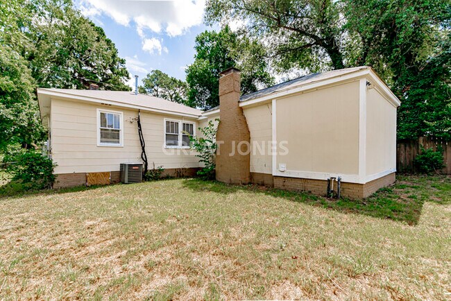 Building Photo - NOW OFFERING FIRST FULL MONTH FREE!