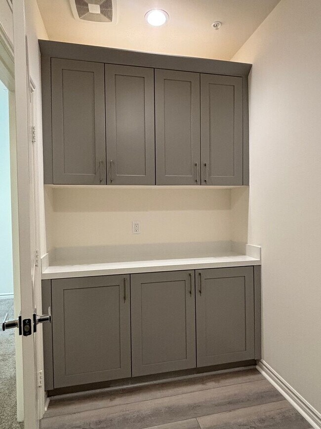 Building Photo - Bright Four-Bedroom Townhome in Whittier and Walkable Palm Park