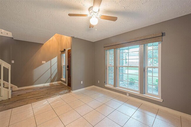 Building Photo - 2122 Courtshire Ln