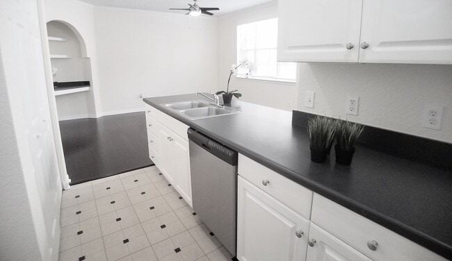 Building Photo - City View Wood Floor Updated Kitchen  2/2 ...