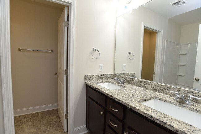 Building Photo - 3 Bed/2.5 Bath Townhome in Richmond Hill