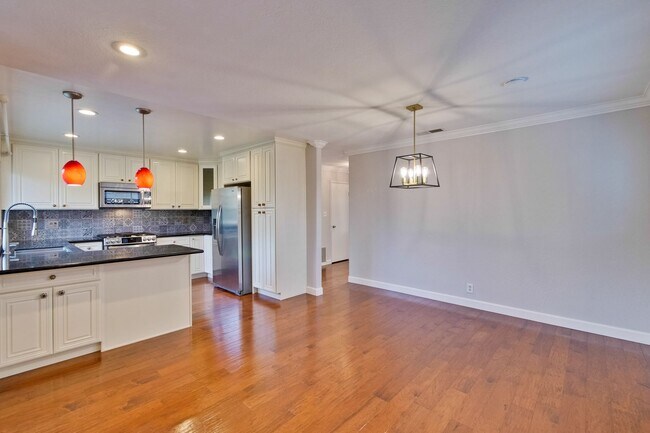 Building Photo - Warm and Inviting 3 bedroom, 2 Bath Home