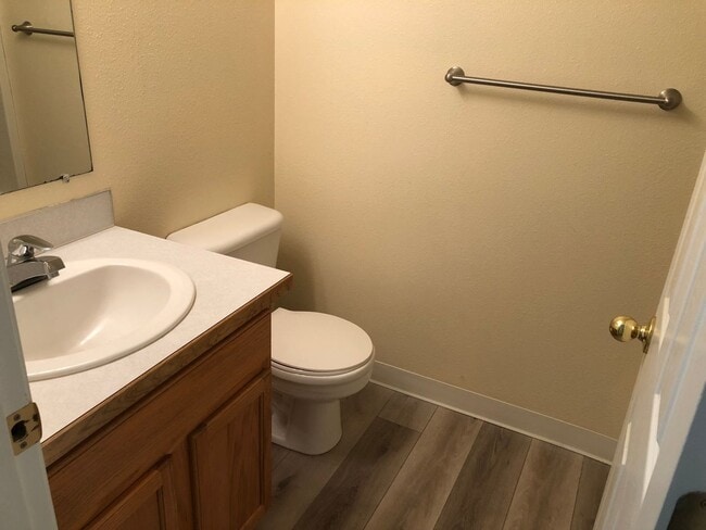 Building Photo - Beautiful 3 bedroom 2 bathroom house in a ...