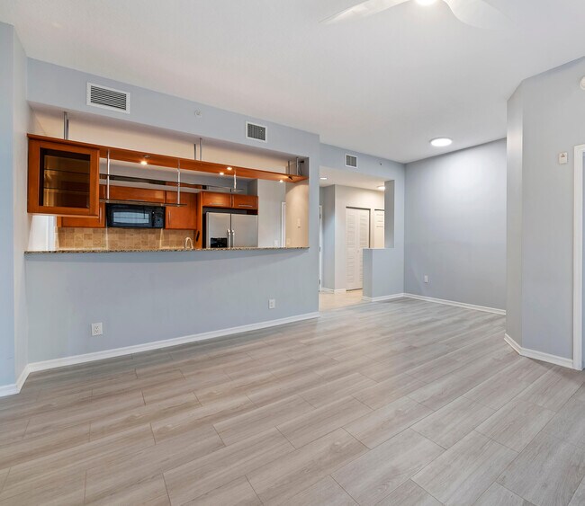 Building Photo - 511 Lucerne Ave