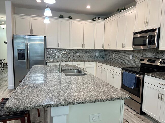 Building Photo - 4715 Sleepy Hollow Dr