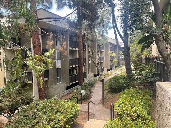 Building Photo - Charming 1 Bedroom, 1 Bathroom Condo