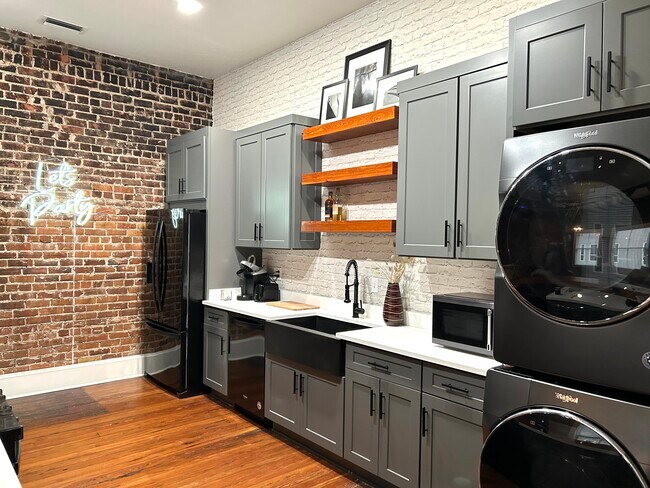 Building Photo - 20 W Oglethorpe Ave