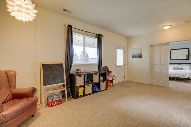Building Photo - Beautiful open layout 2-level townhome!