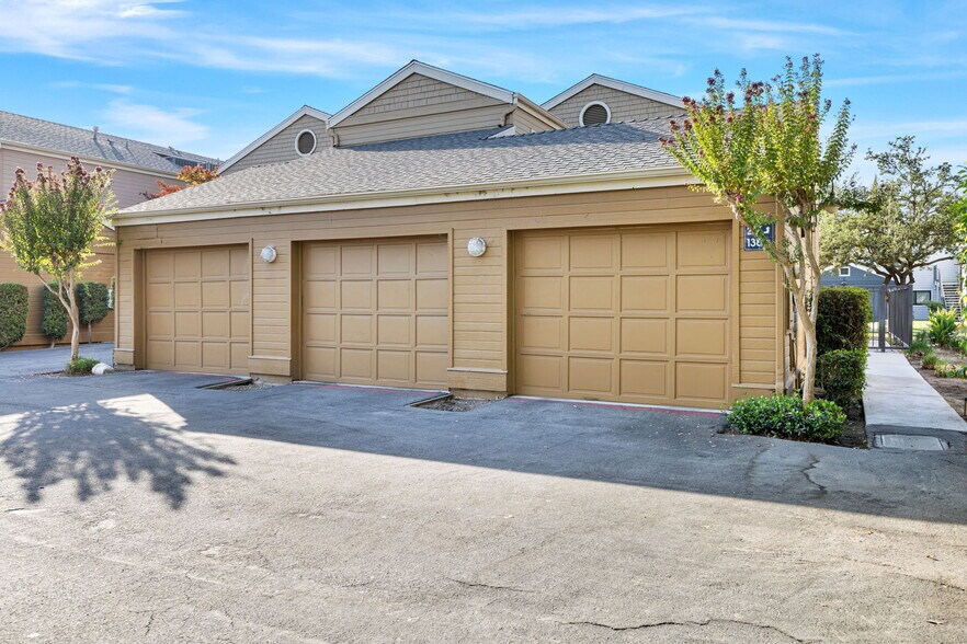 Building Photo - 7675 N 1st St