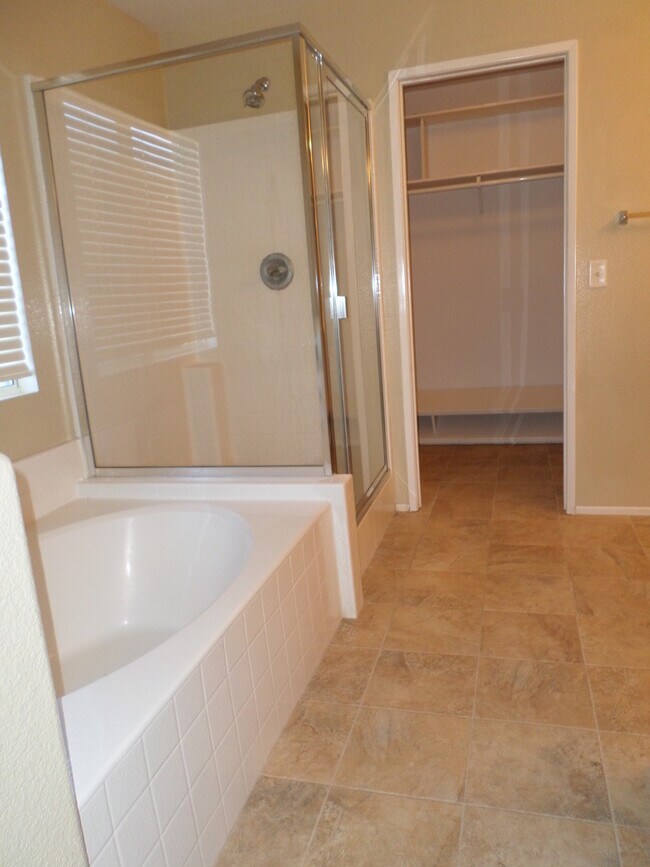 Building Photo - Great 4 BR + BONUS Room off Calle Del Oso Oro